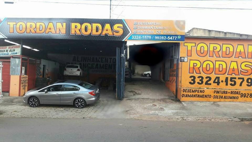 Fachada da Tordan Rodas por volta de 2013, com placas de desempeno, diamantamento e pintura de rodas