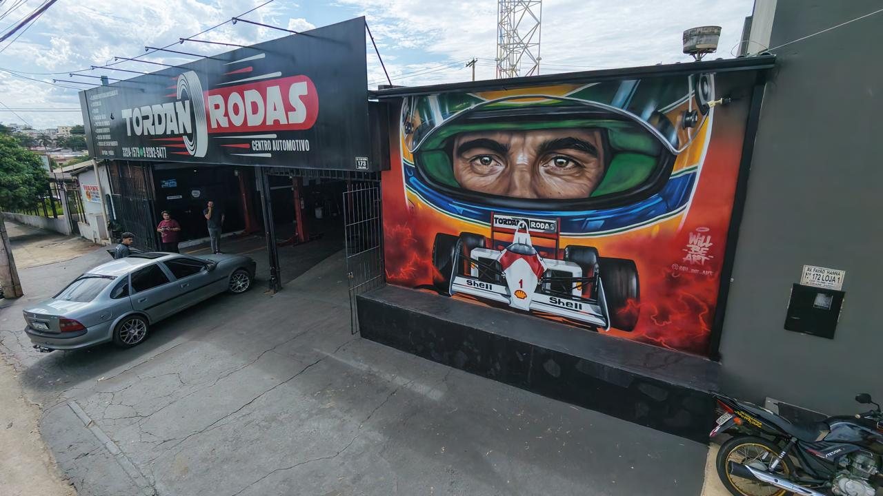 Entrada da Tordan Rodas com o mural do Senna ao lado
