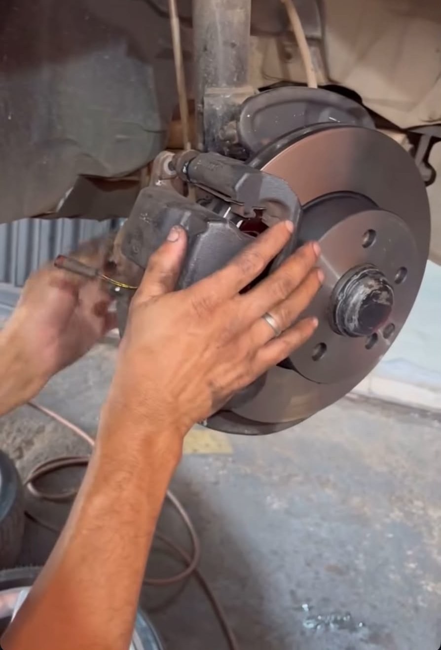 Troca de discos e pastilhas de freio em um Mercedes C180