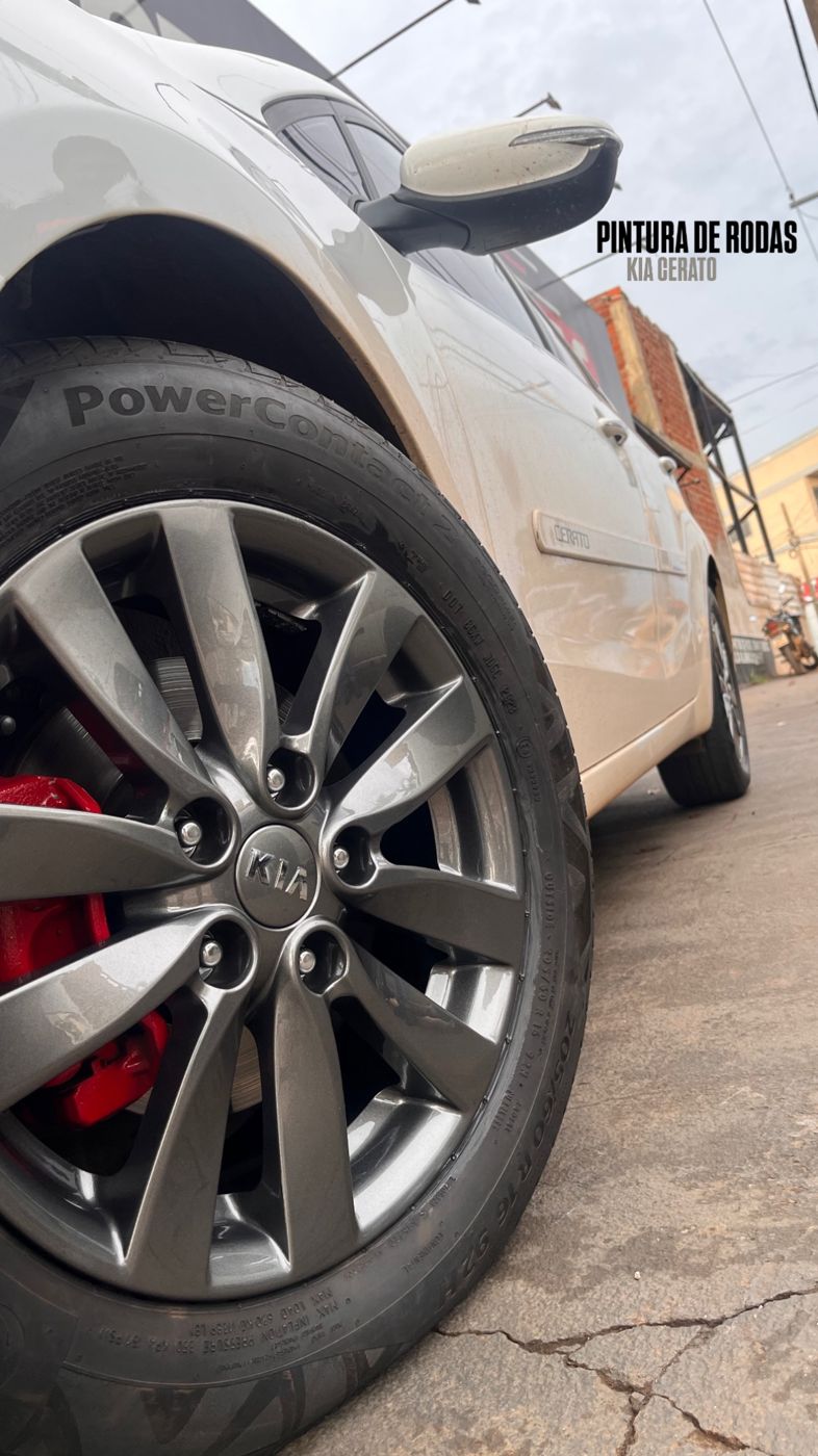 Kia Cerato com roda grafite e pinça vermelha