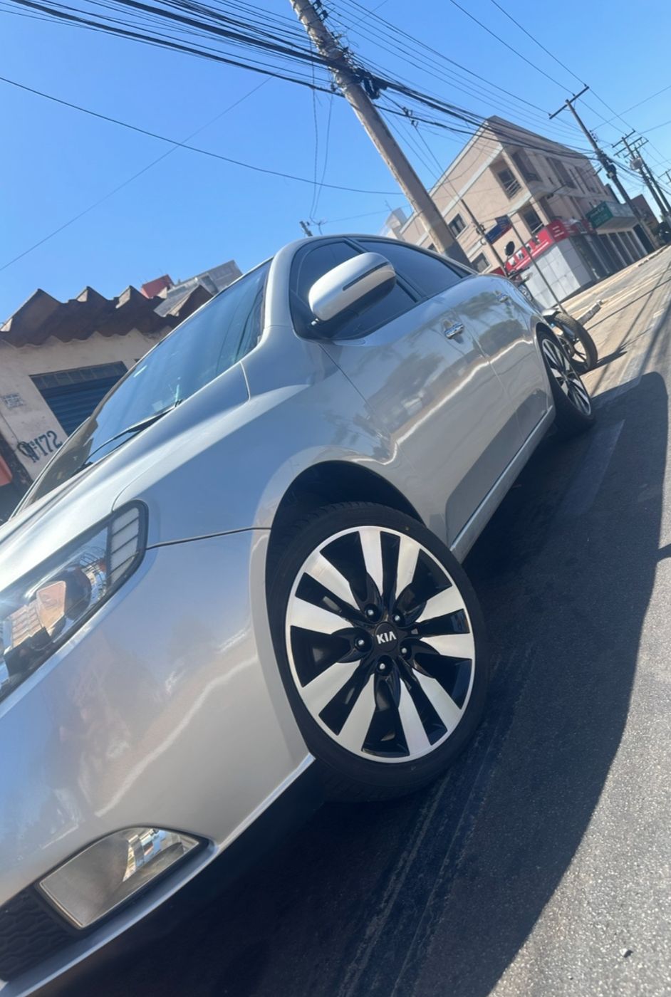 Kia prata com rodas diamantadas