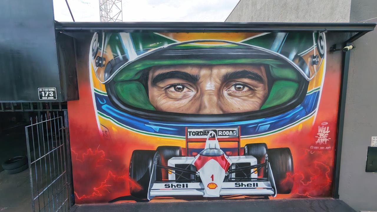 Mural do Ayrton Senna com carro de Fórmula 1 pintado na fachada da Tordan Rodas