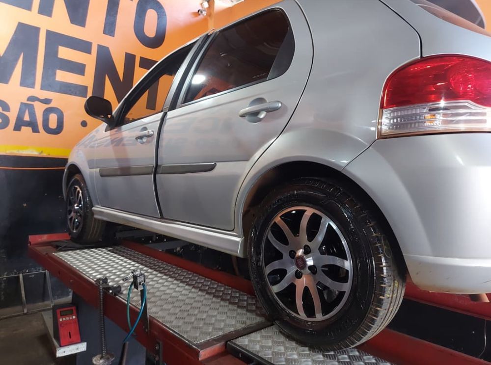 Carro na rampa de alinhamento da Tordan