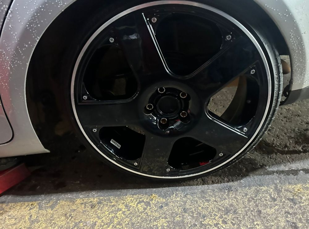 Roda preta com friso pintada na Tordan