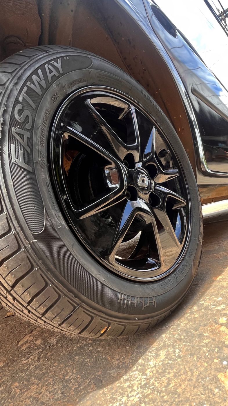 Roda Renault pintada de preto brilhante